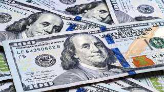 الدولار يهبط مع ترقب اجتماعات بنوك مركزية