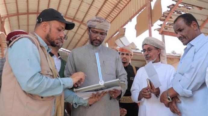 وكيلا محافظة المهرة يشهدان تسليم موقع مشروع تأهيل سوق الخضار المركزي بالغيضة