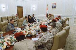 نائب رئيس الأركان يناقش مع خبيرة دولية ملف تجنيد الأطفال وانتهاكات مليشيات الحوثي الارهابية
