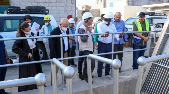 وزير المياه ووفد البنك الدولي يطلعان على التشغيل التجريبي لمشروع محطة الضخ بعدن