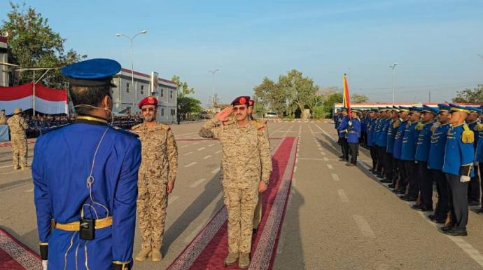 وزير الدفاع يتفقد سير العملية التعليمية في كلية الطيران والدفاع الجوي بمأرب