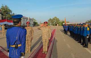 وزير الدفاع يتفقد سير العملية التعليمية في كلية الطيران والدفاع الجوي بمأرب