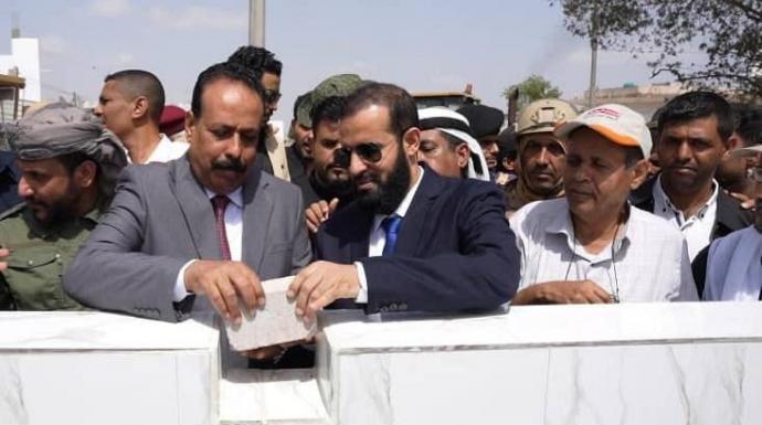 وزير الأشغال ومحافظ أبين يضعان حجر الأساس لمشروع تأهيل وصيانة طريق جعار - باتيس