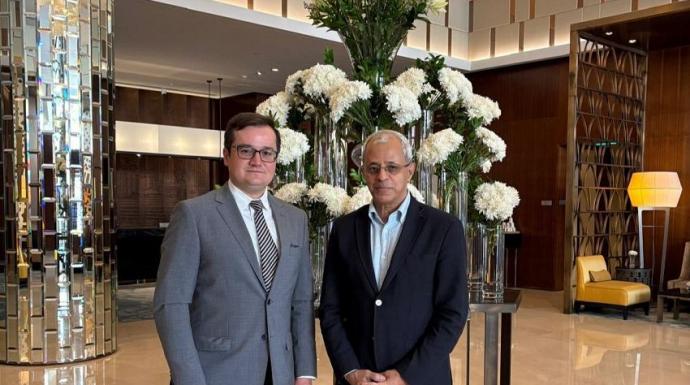 نائب وزير الخارجية يلتقي السفير الروسي