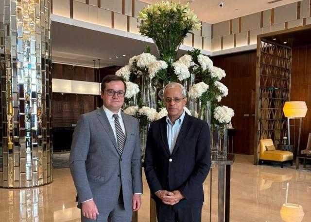 نائب وزير الخارجية يلتقي السفير الروسي