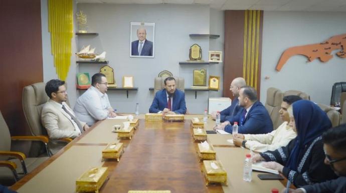 محافظ عدن يبحث مع وفد المنظمة الدولية للهجرة تسريع برامج العودة الطوعية للمهاجرين غير الشرعيين
