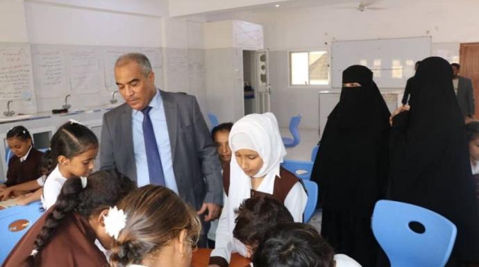 وزير التربية يطلع على سير العملية التعليمية بمدارس مدينة الشعب بعدن