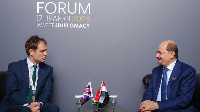 رئيس الوزراء وزير الخارجية يلتقي وزير الدولة البريطاني لشؤون الشرق الأوسط لبحث تعزيز الشراكة ودعم جهود التعافي