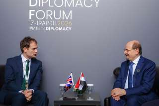 رئيس الوزراء وزير الخارجية يلتقي وزير الدولة البريطاني لشؤون الشرق الأوسط لبحث تعزيز الشراكة ودعم جهود التعافي