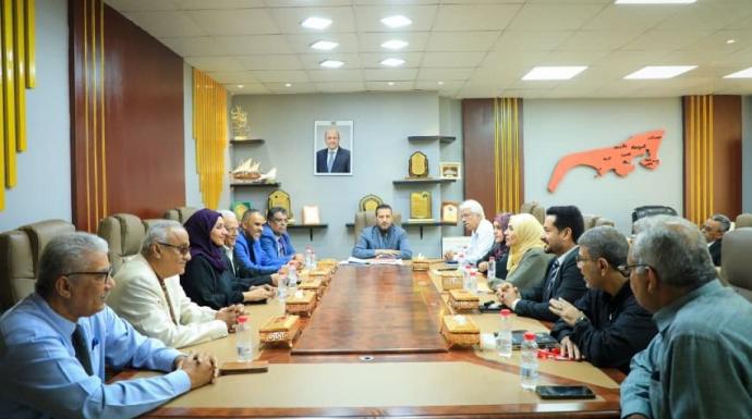 محافظ عدن يناقش تعزيز التنسيق بين المكاتب التنفيذية لتحسين مستوى الخدمات