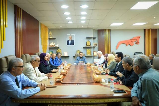 محافظ عدن يناقش تعزيز التنسيق بين المكاتب التنفيذية لتحسين مستوى الخدمات