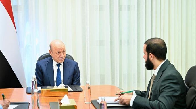 رئيس مجلس القيادة يشدد على أهمية تحفيز كافة الطاقات للنهوض بمحافظة ابين