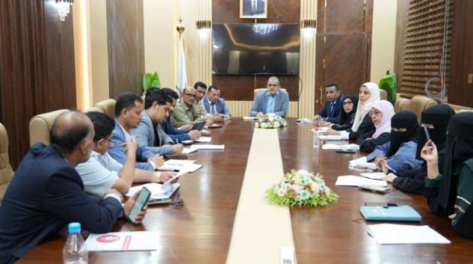وزير الصحة يناقش الوضع الوبائي والإجراءات الوقائية في عدن