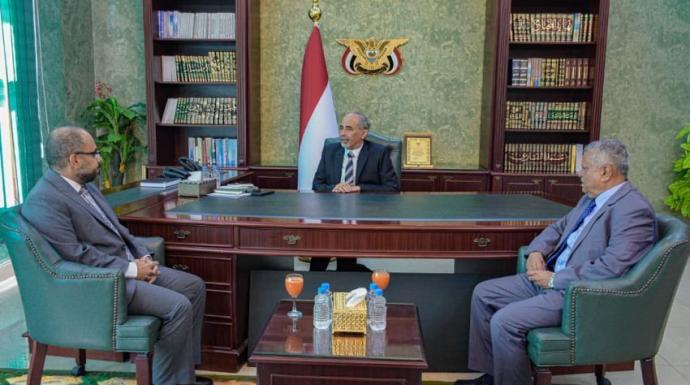 عضو مجلس القيادة محمود الصبيحي يطلع على سير العمل في وزارة الاتصالات وتقنية المعلومات