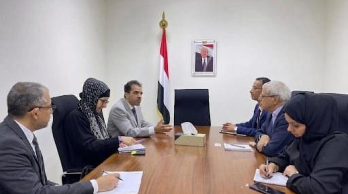 نائب وزير الخارجية يلتقي رئيس بعثة الصليب الأحمر في عدن بمناسبة انتهاء فترة عمله