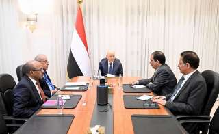 رئيس مجلس القيادة يرأس اجتماعا مصغرا للحكومة
