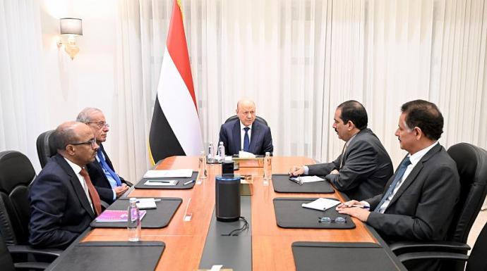 رئيس مجلس القيادة يرأس اجتماعا مصغرا للحكومة