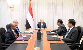 رئيس مجلس القيادة يرأس اجتماعا مصغرا للحكومة