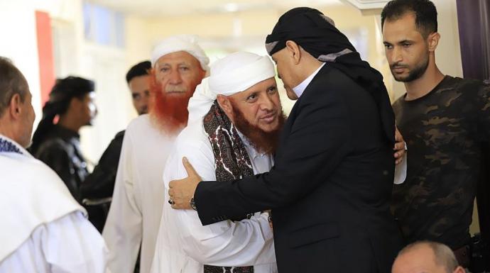 محافظ تعز يستقبل جموع المعزين في وفاة الرئيس السابق عبدربه منصور هادي