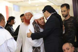 محافظ تعز يستقبل جموع المعزين في وفاة الرئيس السابق عبدربه منصور هادي