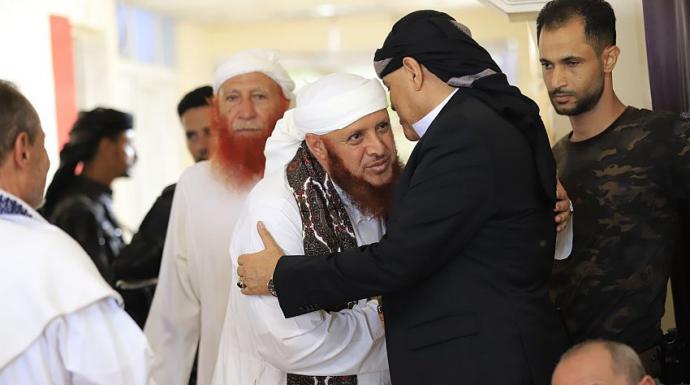 محافظ تعز يستقبل جموع المعزين في وفاة الرئيس السابق عبدربه منصور هادي