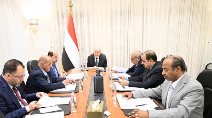 رئيس مجلس القيادة يرأس اجتماعا حكوميا مصغرا لدعم جهود التعافي وانتظام الرواتب وامدادات الخدمات